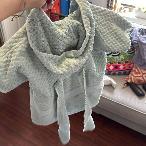 Kids Towel Robe - Green Color - Like New - Hooded Robe - Picture 3 of 3